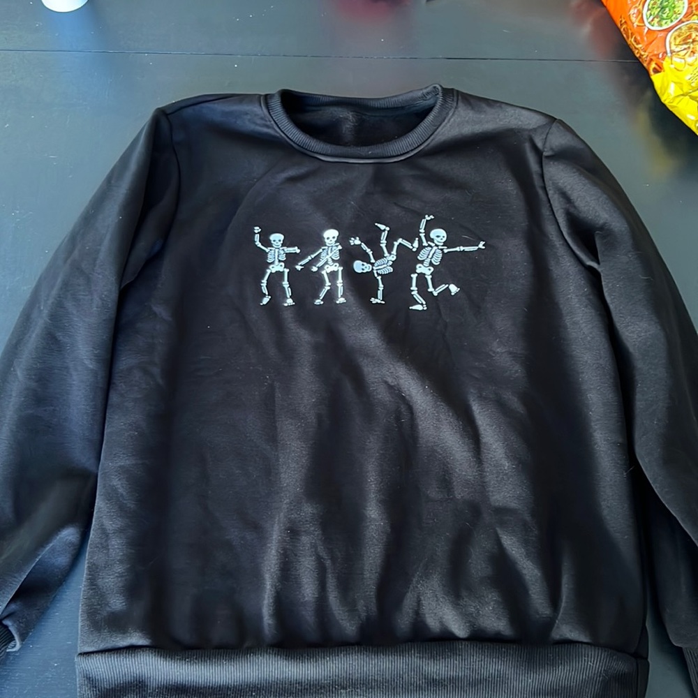 Crew neck sweatshirt, dancing skulls!